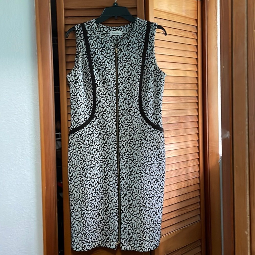 Sleeveless front zipper dress.
